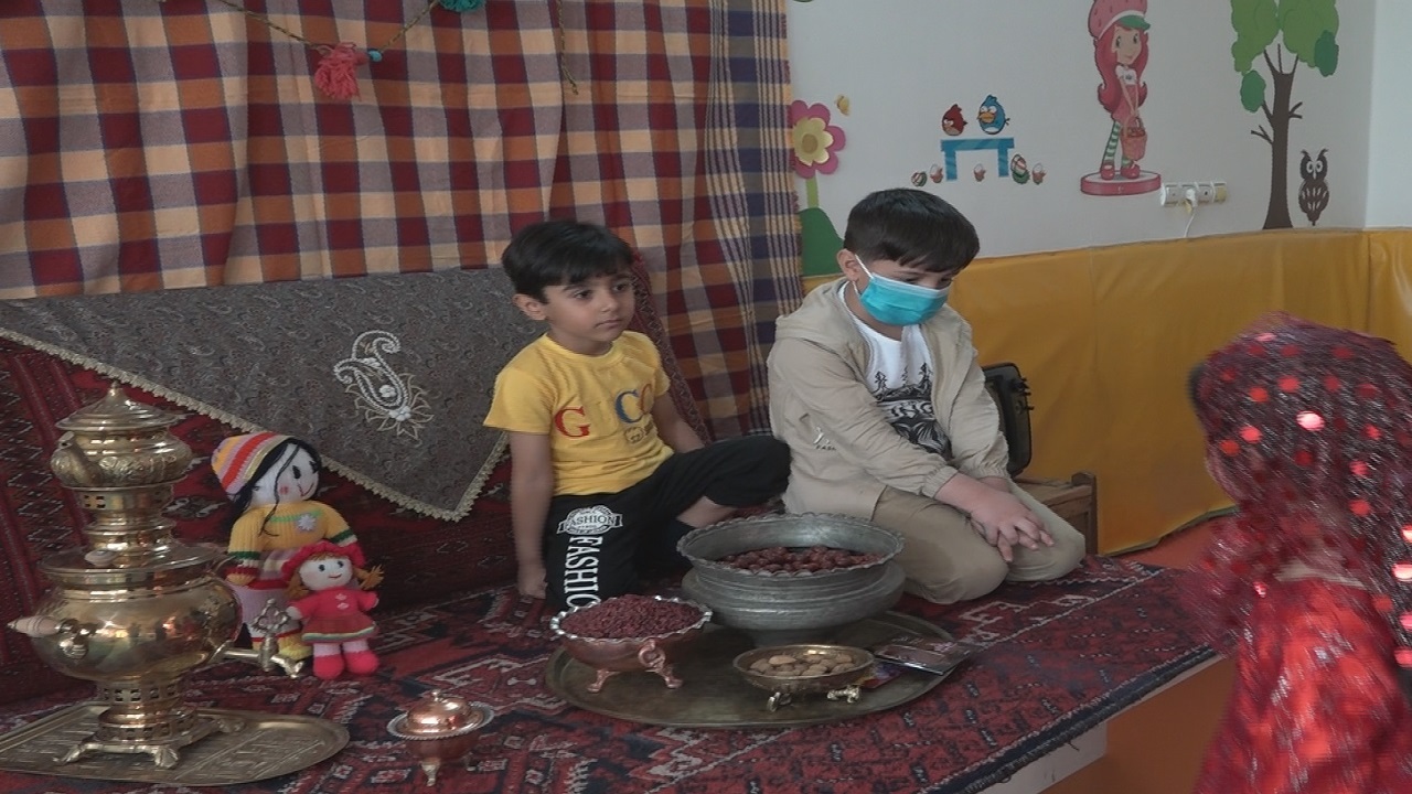 آشنایی با غذاهای محلی و سوغاتی ها در کنار بازی