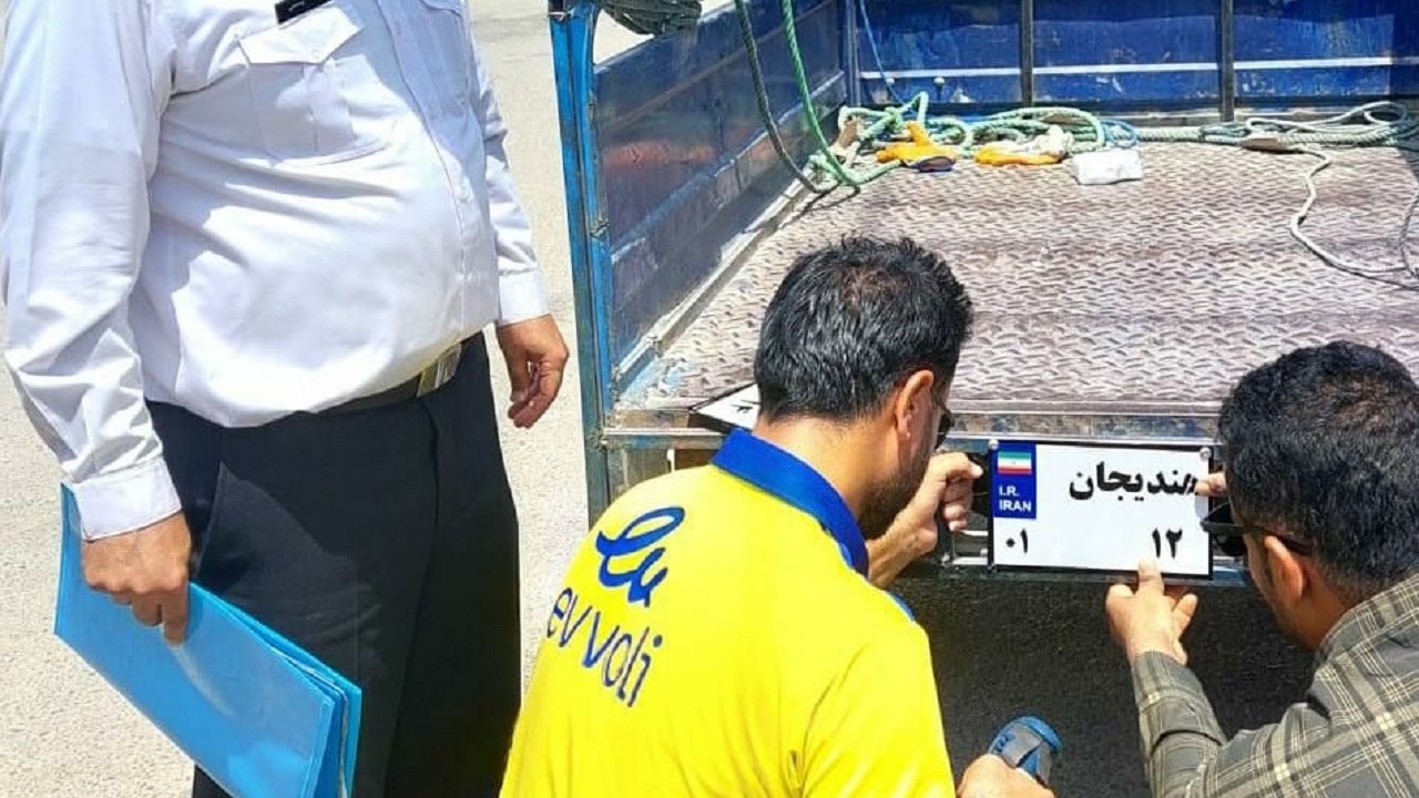 آغاز نصب پلاک برای موتورسیکلت‌های ۳ چرخ در هندیجان