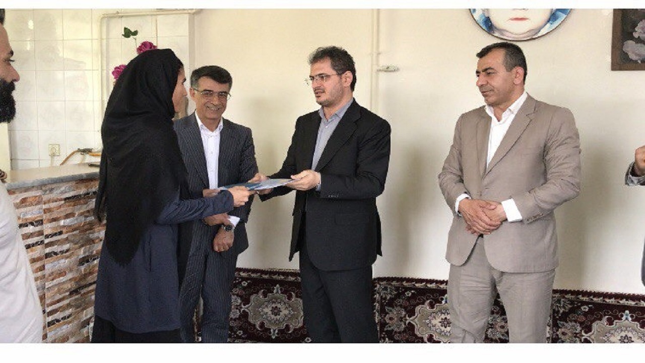 دیدار استاندار با پرافتخارترین بانوی دو و میدانی کار کردستانی