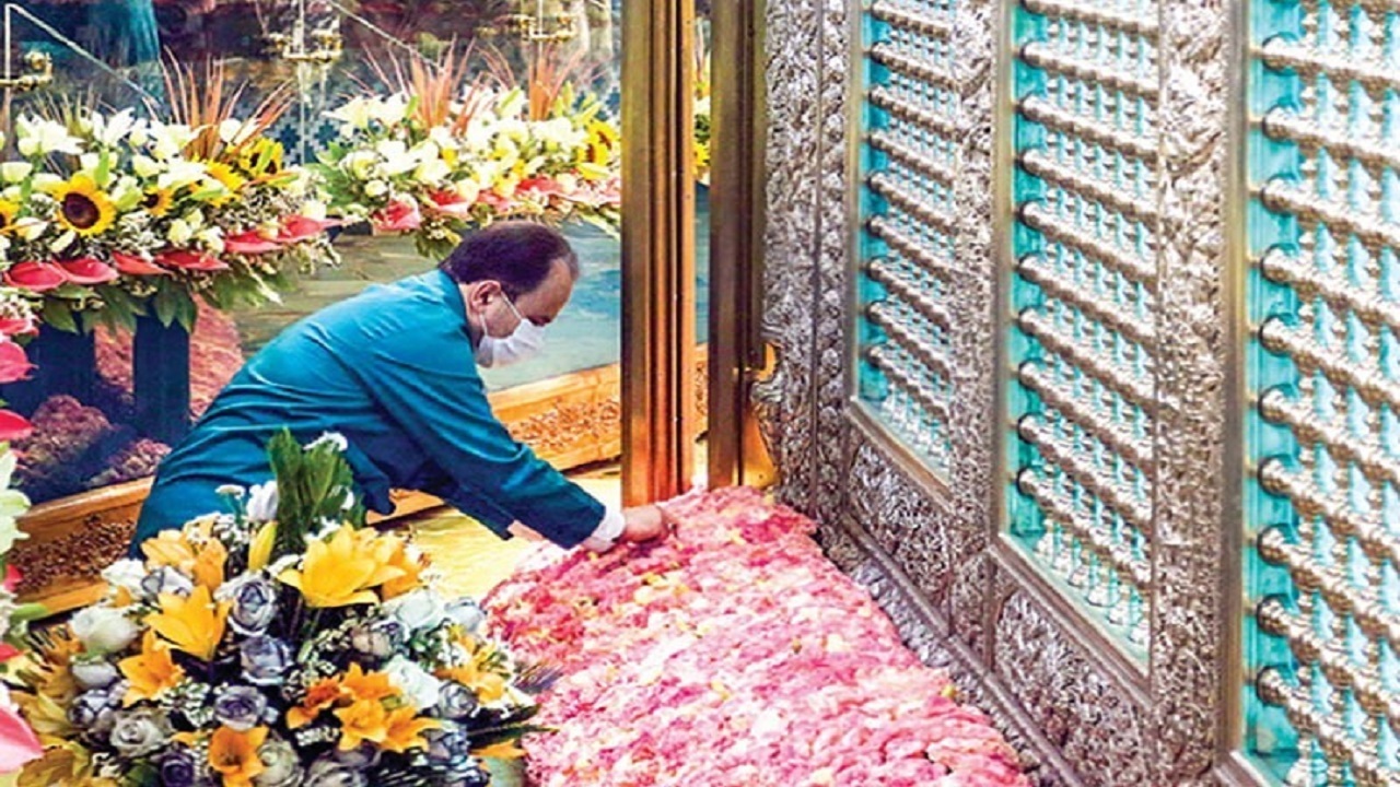 گذری بر سنت گل‌باران حرم مطهر رضوی