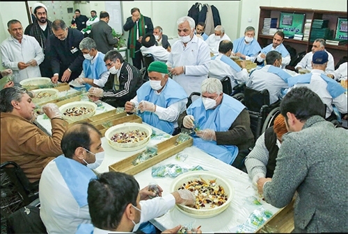 گذری بر سنت گل&zwnj;باران حرم مطهر رضوی که قدمتی کم، اما تاریخ ارادتی بلند دارد