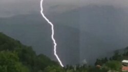 لحظه برخورد صاعقه به هواپیما + فیلم