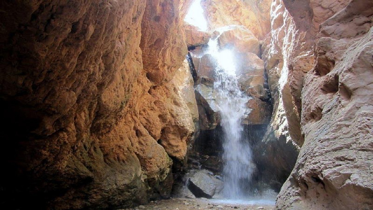 آبشار زیبای مجن، یکی از هیجان انگیز ترین آبشار های ایران+ فیلم