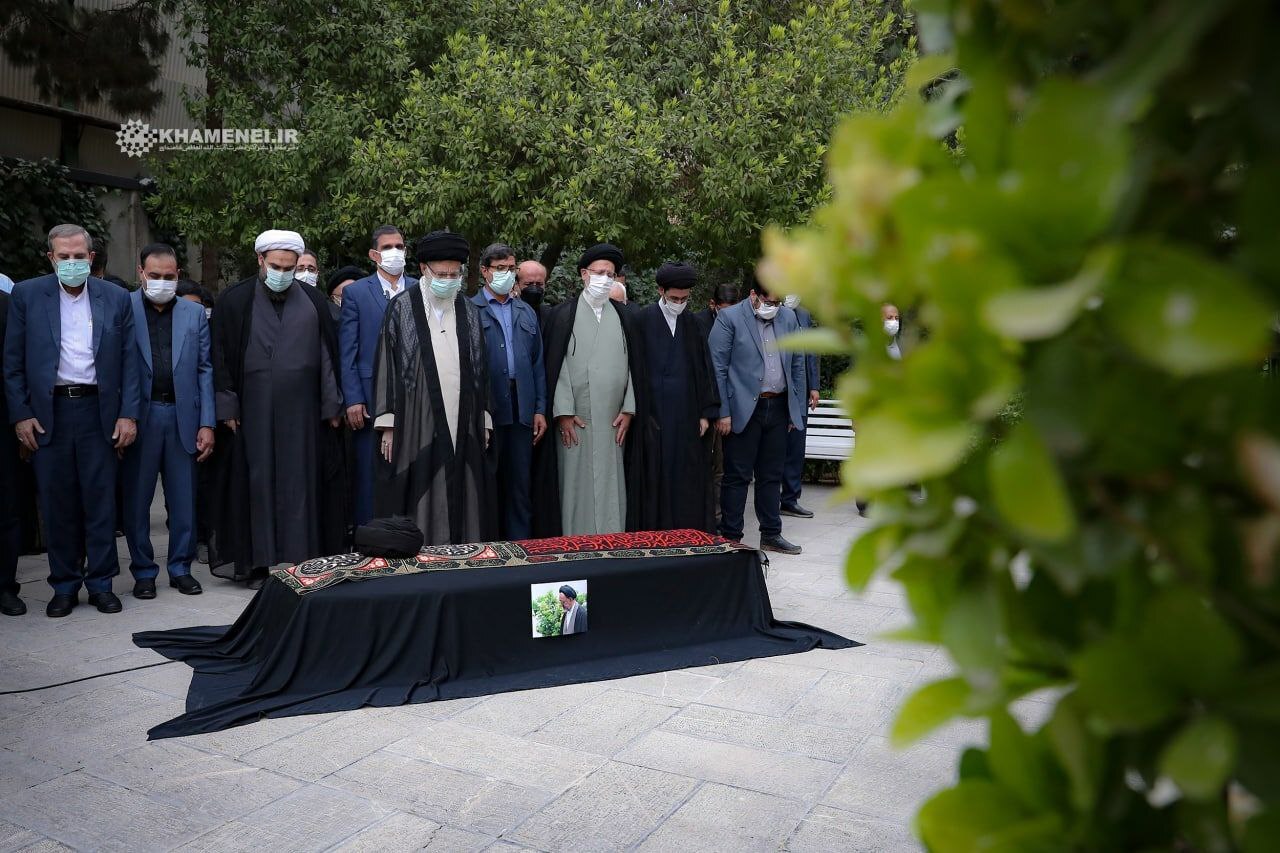 رهبر انقلاب بر پیکر حجت‌‌‌الاسلام دعائی نماز میت اقامه کردند