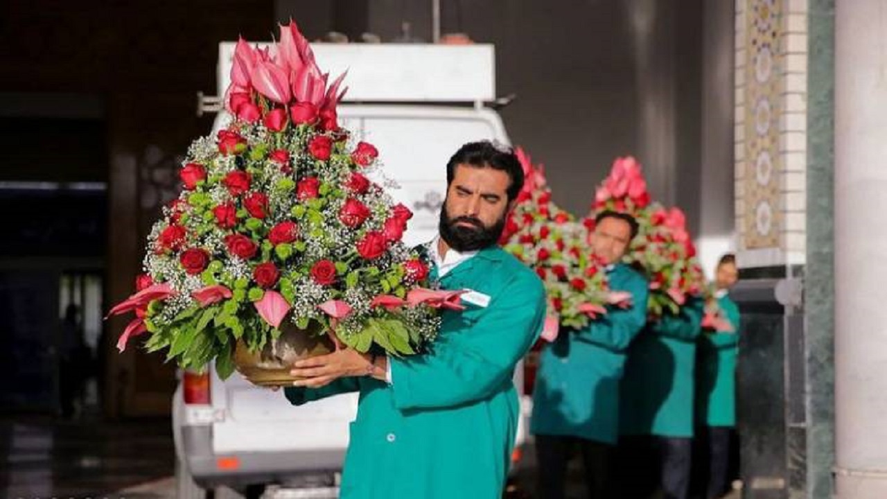 گل آرایی حرم مطهر رضوی همزمان با میلاد امام هشتم+ عکس