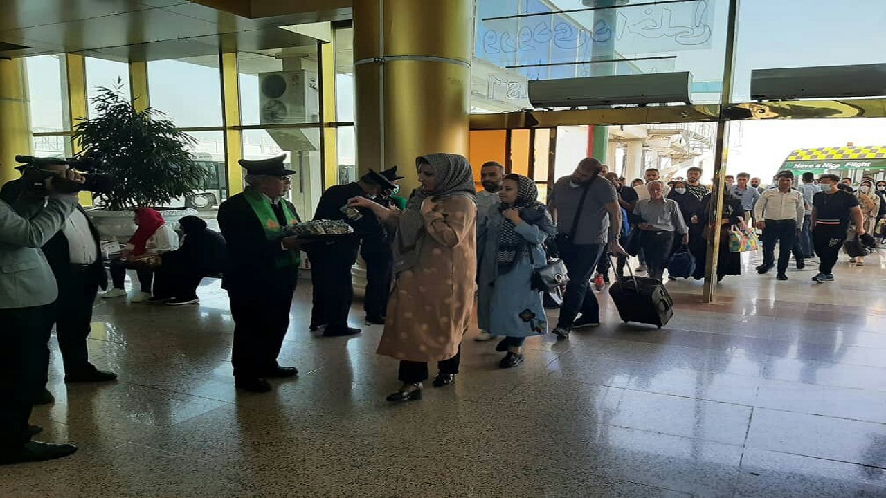 استقبال خدام رضوی از زائران امام مهربانی‌ها در فرودگاه هاشمی نژاد مشهد