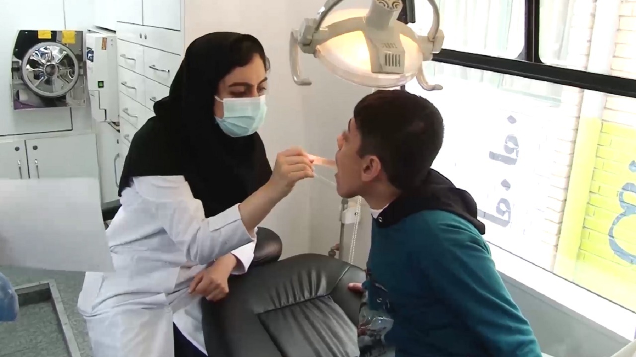 خدمات رایگان دندانپزشکی به دانش آموزان مدارس استثنایی مراغه+فیلم