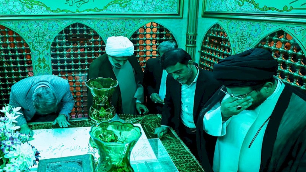 غبارروبی آستان امامزاده موسی مبرقع (ع) در قم با حضور خادمان شاه‌چراغ (ع)