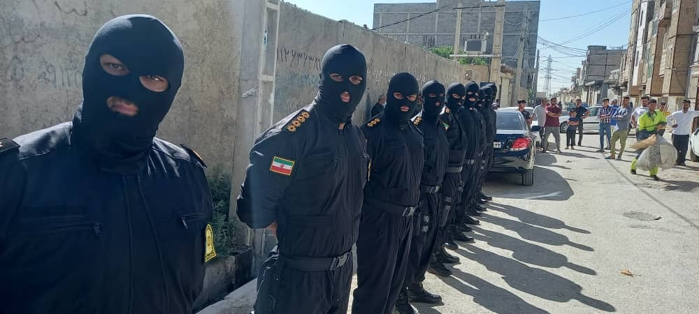 اراذل و اوباش محله مرتضی گرد گردانده شدند