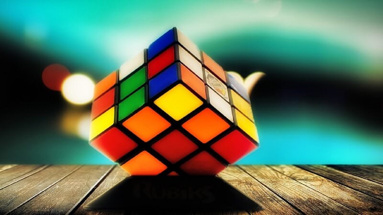 حل همزمان ۳ مکعب روبیک با پرتاب به هوا + فیلم