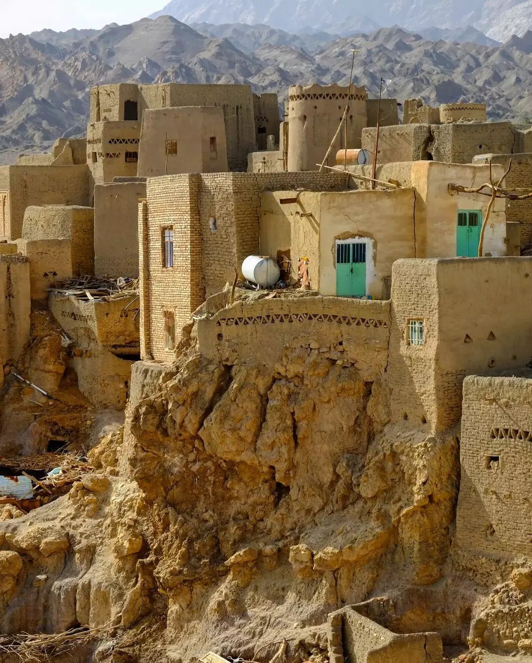 نمایی از روستای پلکانی در دل کویر + تصاویر