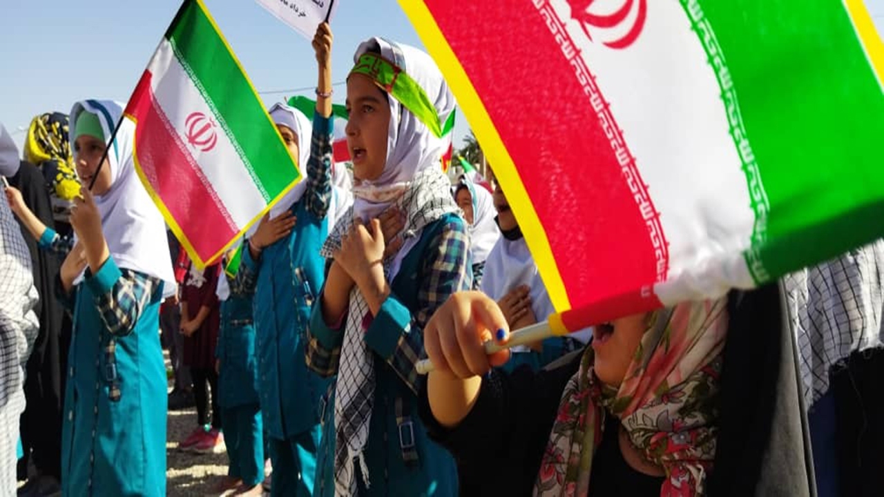 اجرای سرود سلام فرمانده با همخوانی دهه نودی‌ها در  جره و بالاده کازرون + تصاویر