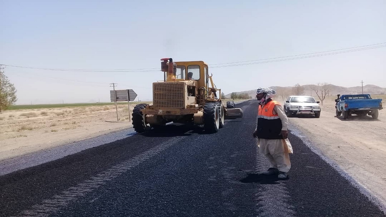 در مسیر آبادی ۴۰ روستای سطح استان با تامین قیر رایگان و اجرای آسفالت