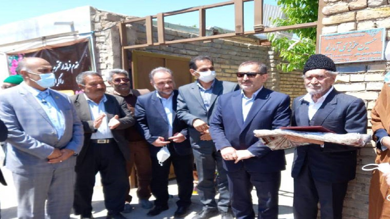 نصب کاشی ماندگار بر سردر منزل استاد عزیزی در قوچان