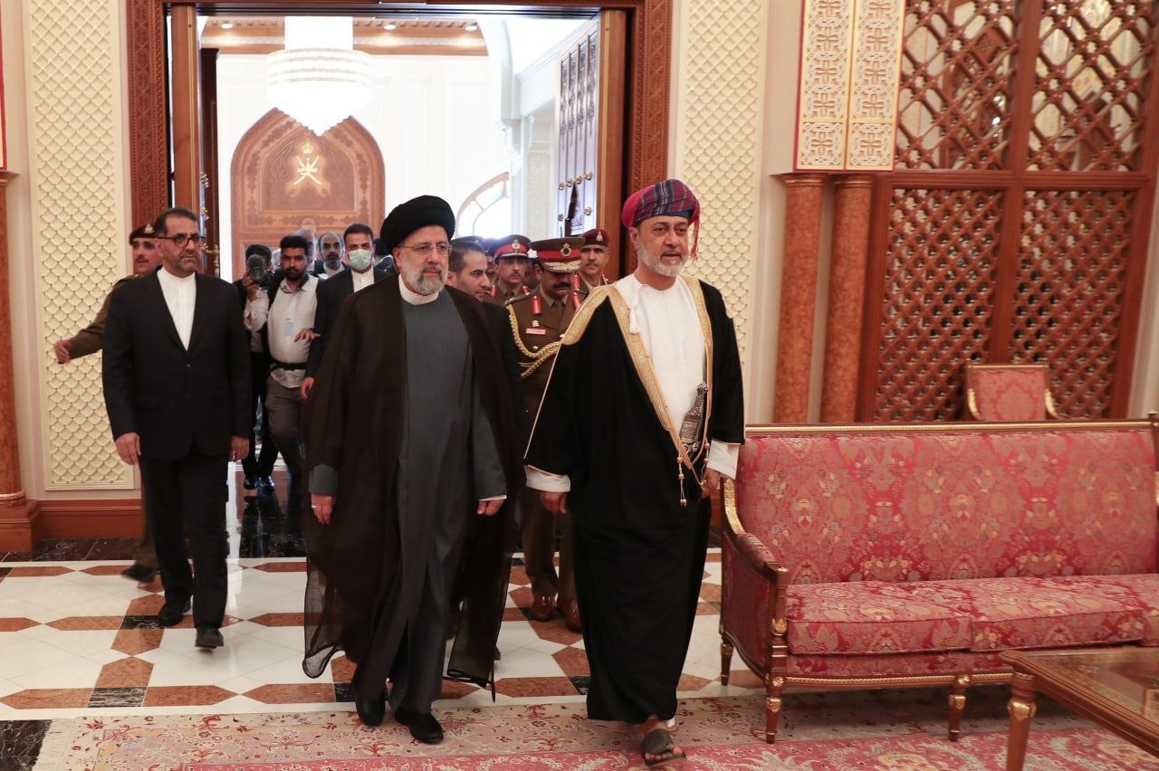 سلطان عمان به استقبال حجت‌الاسلام رئیسی رفت