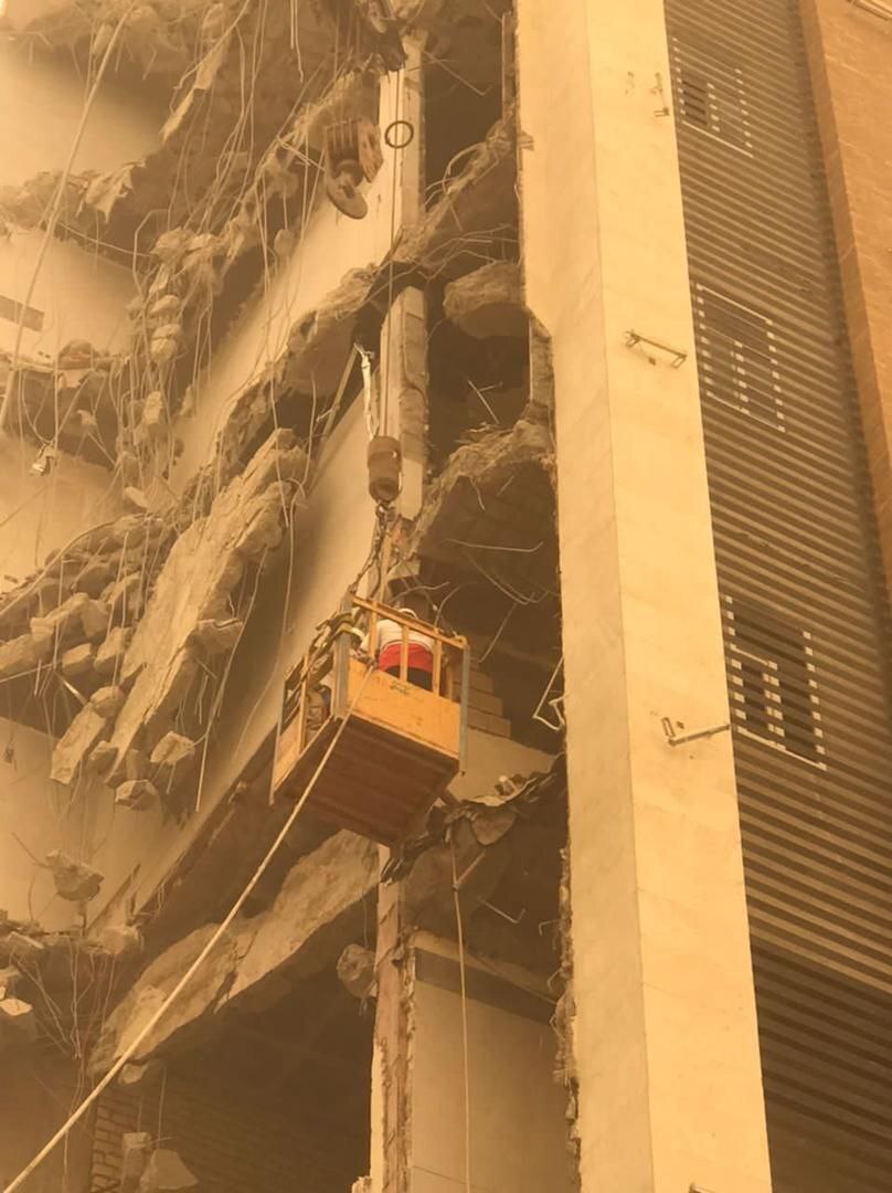 نجات ۶ نفر در ساختمان فروریخته آبادان