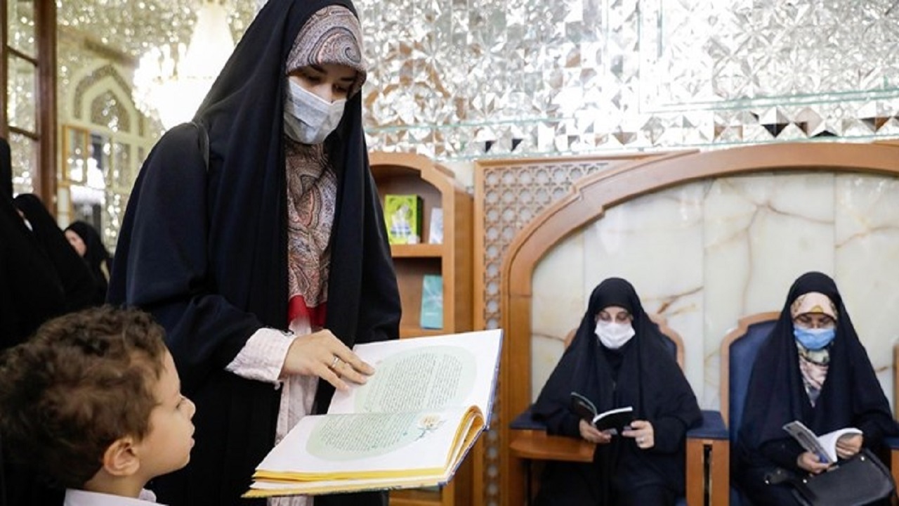 سه پایگاه کتابخوانی برای استفاده زائران در حرم مطهر رضوی دایر شد
