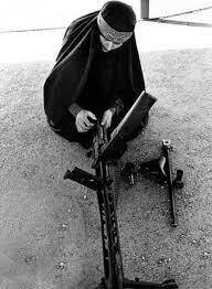 2 دختر کوچه پس کوچه های جنگ