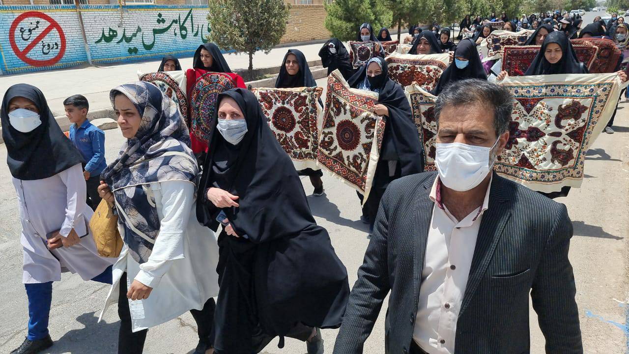 بانوان زرندی پته به دست پیاده روی کردند