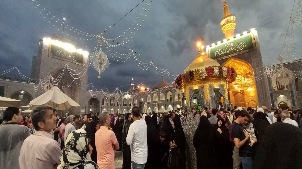 حال و هوای حرم مطهر رضوی در شب میلاد امام هشتم+ عکس