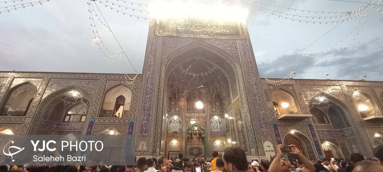 حال و هوای حرم مطهر رضوی در شب میلاد امام هشتم+ عکس حال و هوای حرم مطهر رضوی در شب میلاد امام هشتم+ عکس