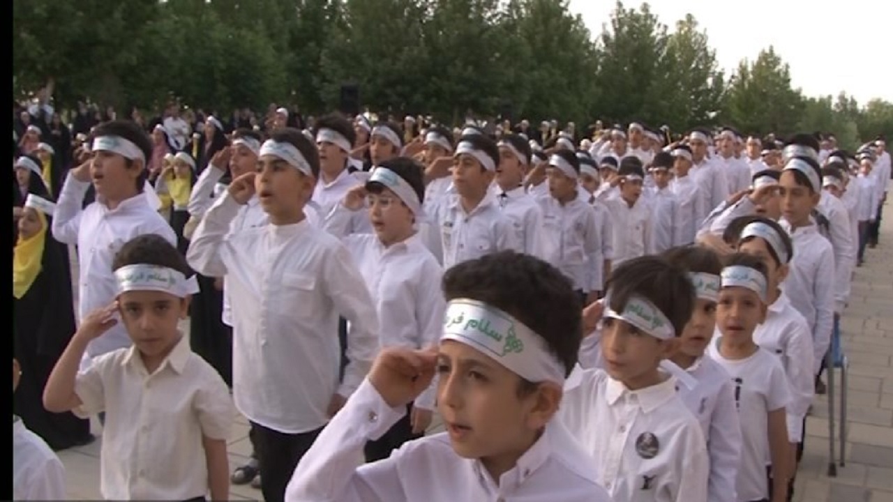 اجرای سرود «سلام فرمانده» با حضور کودکان و نوجوانان جامعه القرآن همدان