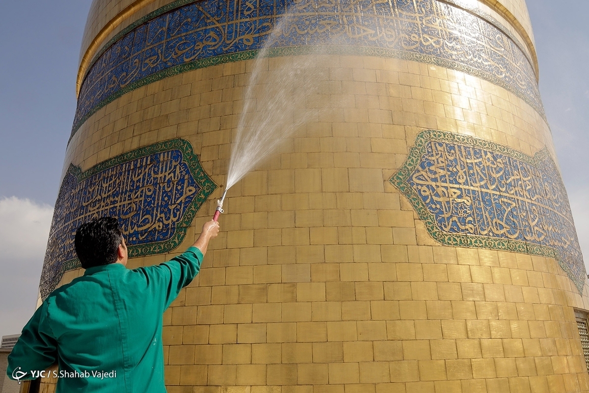 تعویض پرچم مشکی گنبد منور رضوی
