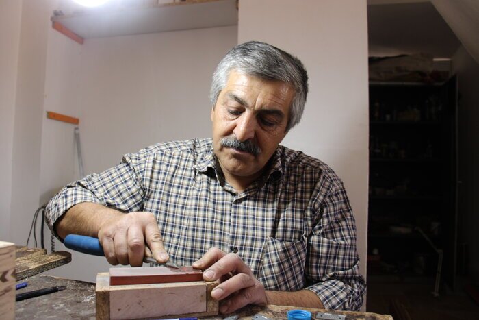 منتب کاری استاد بر چوب