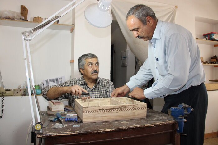 منتب کاری استاد بر چوب