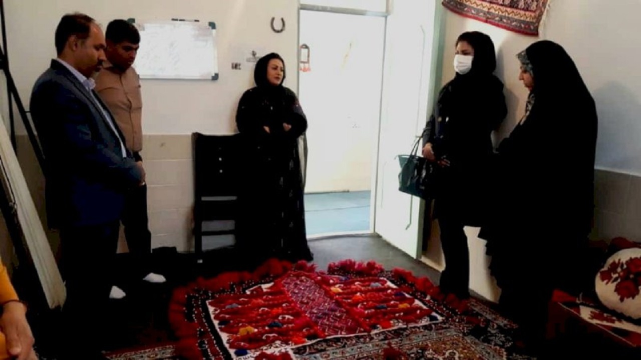 بانوان کردستانی نقش بسزایی در تولید محصولات صنایع‌دستی دارند