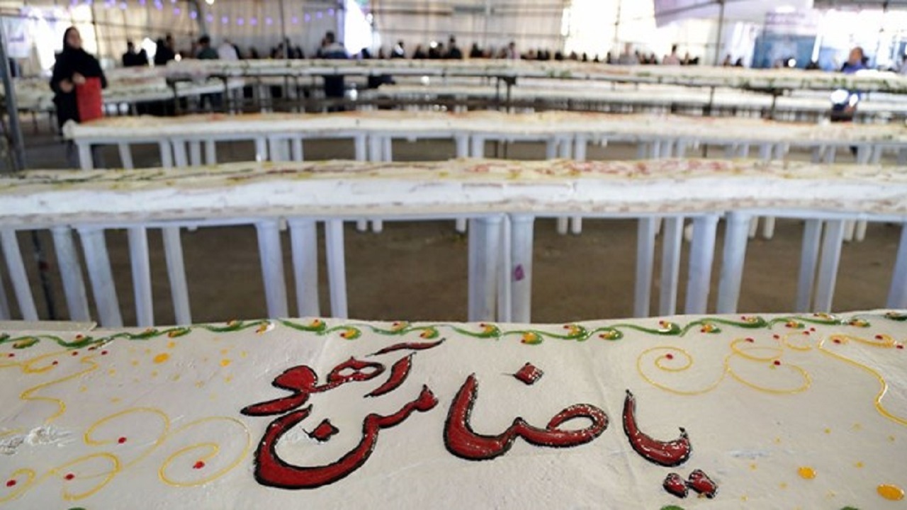 پذیرایی از زائران با کیک ۳۰۰ متری در حرم مطهر رضوی