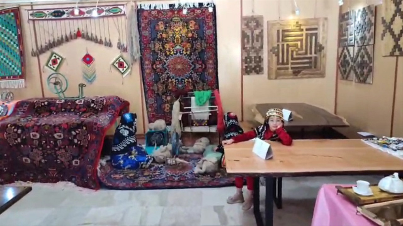 نمایشگاهی از جنس هنر در نهاوند + فیلم