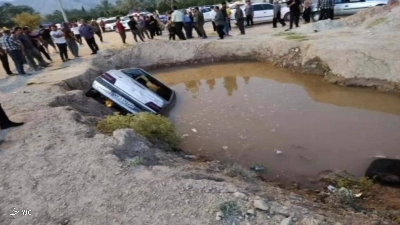 سقوط خودرو در گودال آب