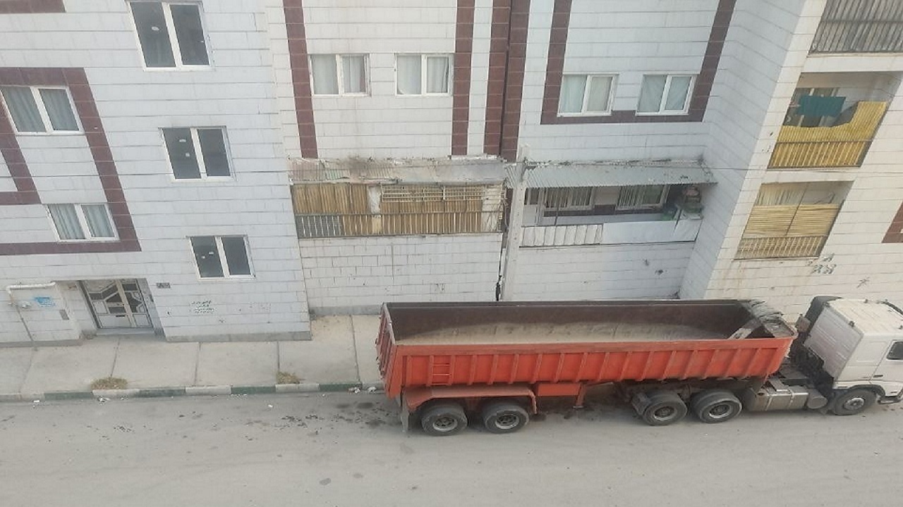 پارک خودروهای سنگین در محوطه مسکن مهر اسدآباد برای ساکنان مشکل زا است
