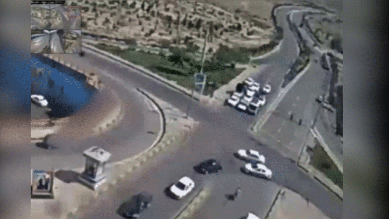حادثه در اثر عبور خودرو از چراغ قرمز + فیلم