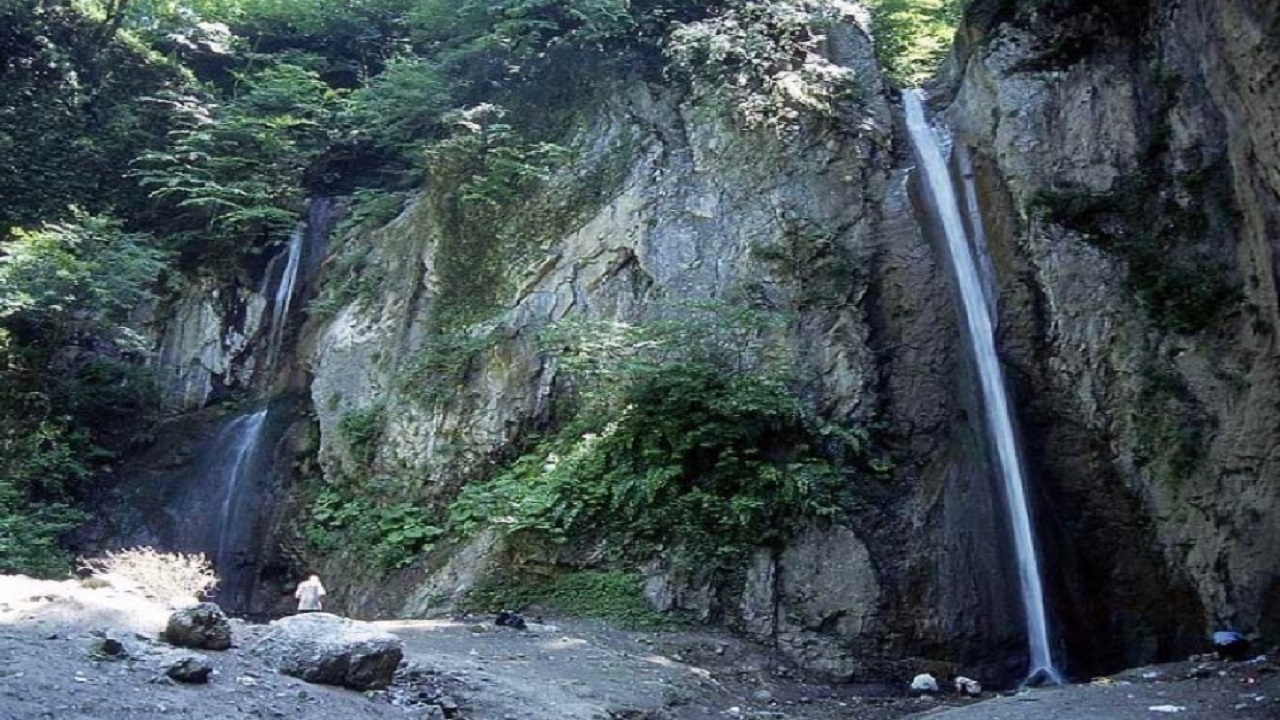 زیبایی چشم نواز آبشار زیارت گرگان در فصل بهار
