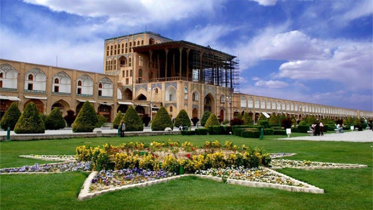 کاشت بیش از ۲۶ هزار بوته گل در میدان امام اصفهان