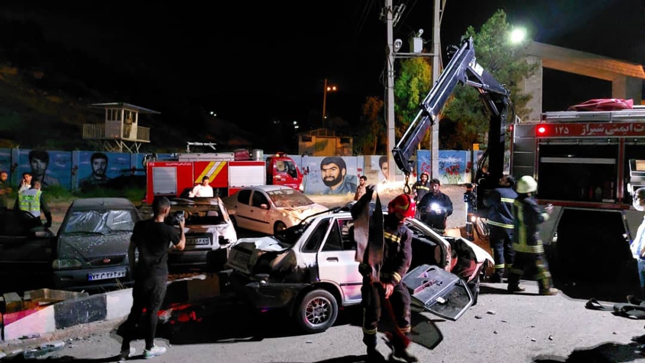 یک کشته و یک مصدوم در تصادف پراید با سه خودروی پارک شده