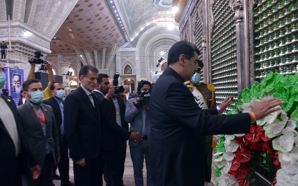 رئیس جمهور ونزوئلا به مقام شامخ امام خمینی (ره) ادای احترام کرد