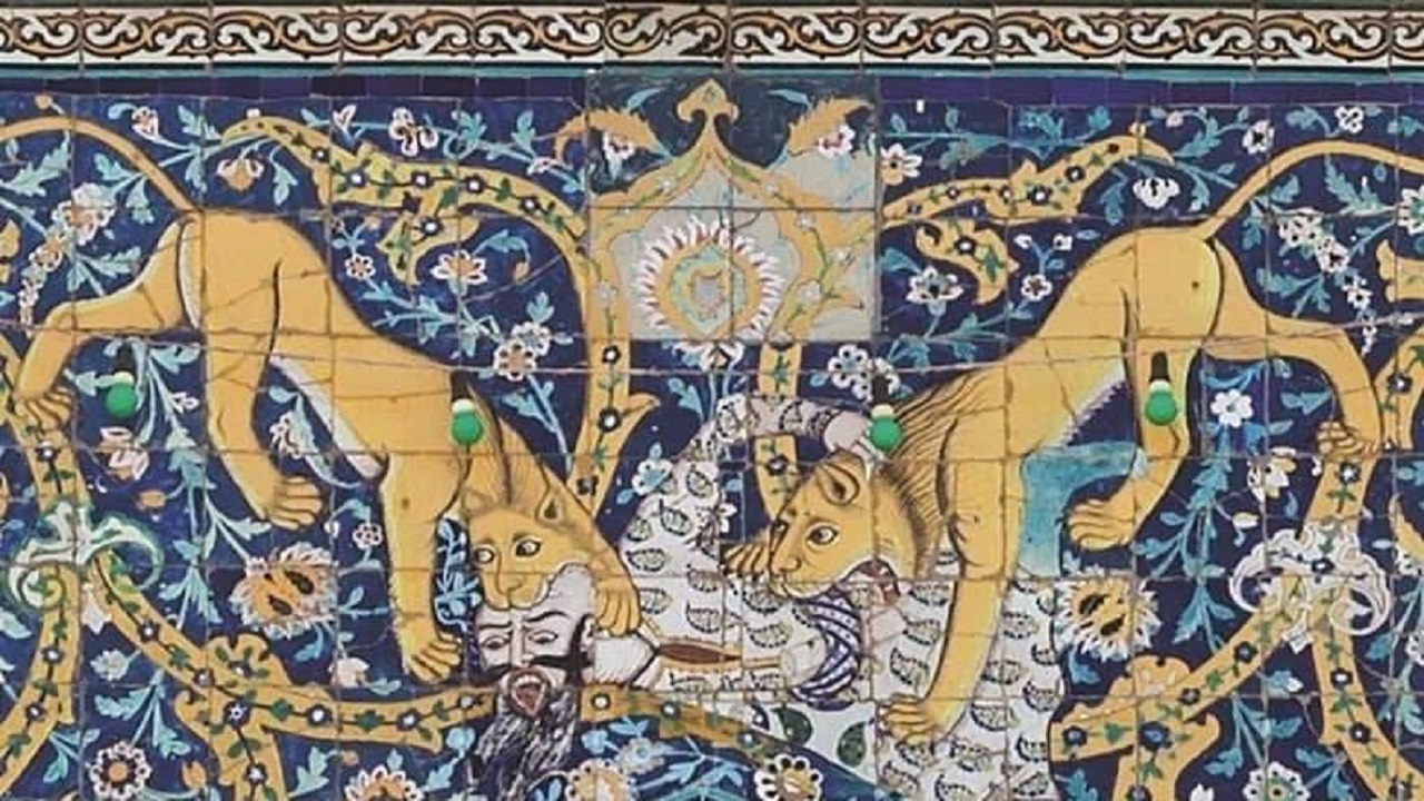 حکایت نقش دو شیر در بالای ایوان نقاره‌خانه در صحن انقلاب چیست؟