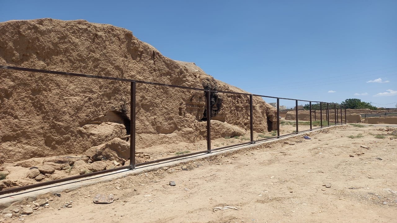 حصارکشی اطراف محوطه تاریخی چال خندق سمنان آغاز شد