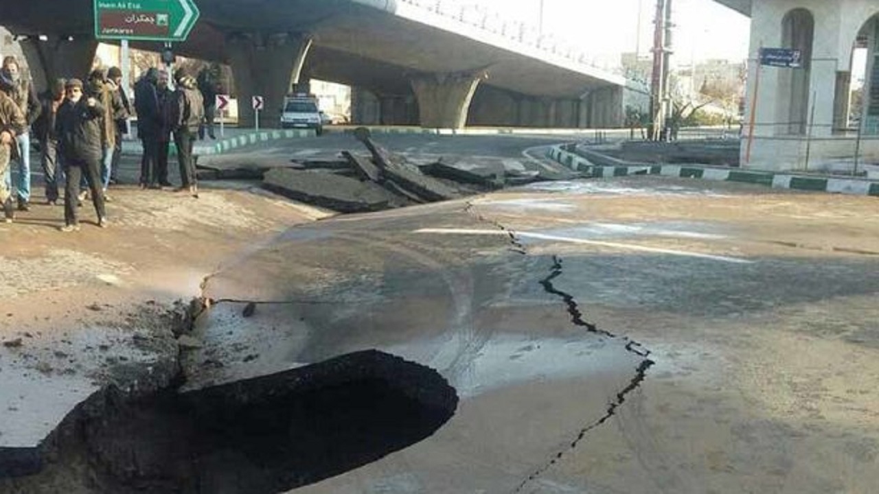 شکستگی خط لوله فاضلاب در خیابان آپادانا اول اصفهان