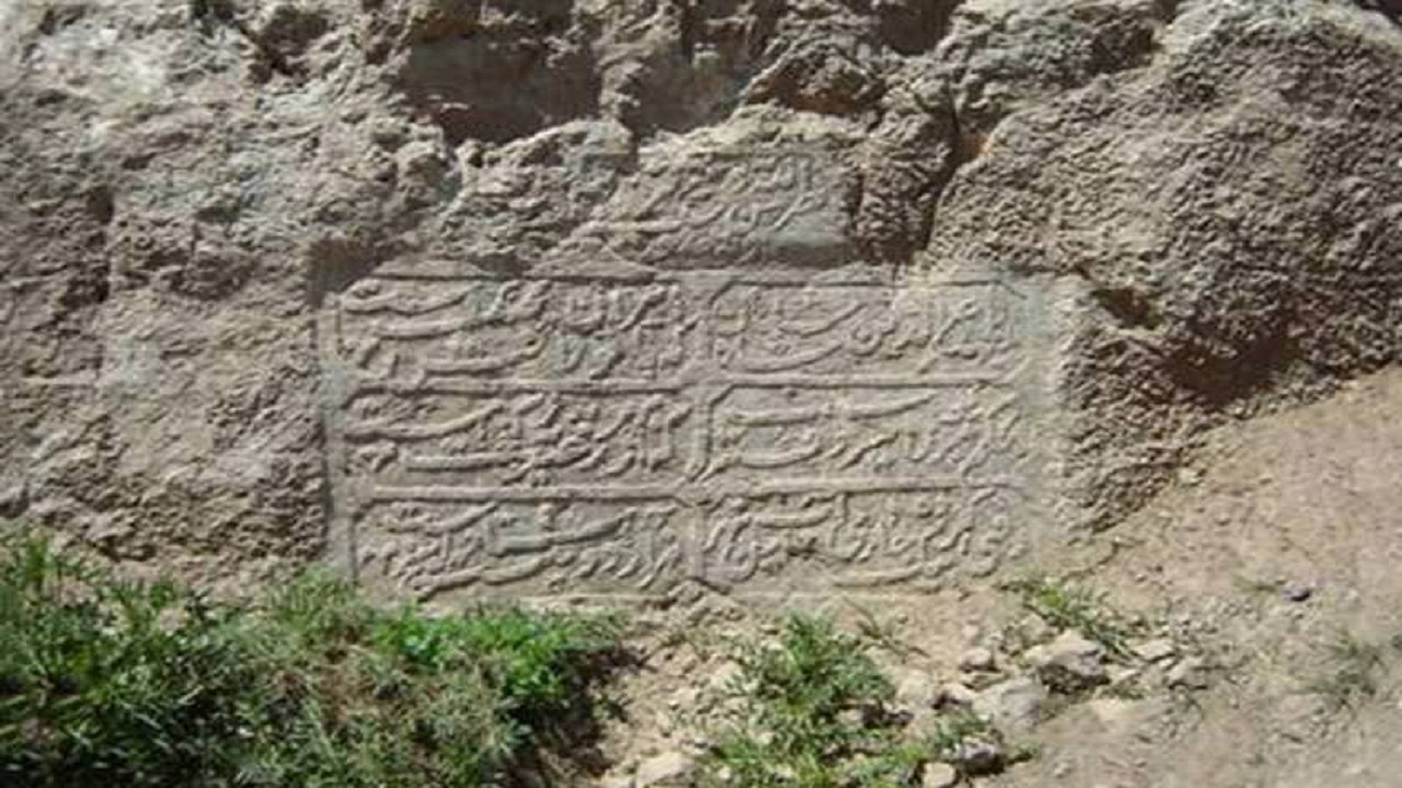 آشنایی با کتیبه گردنه غار عسلک طالقان/ کتیبه ای جا مانده از دوره قاجار