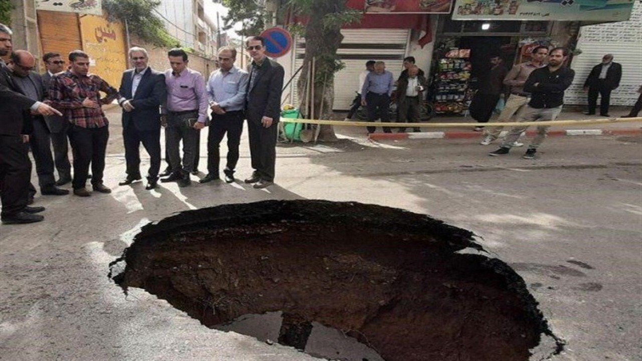 شکستگی لوله فاضلاب، علت فرونشست زمین در خیابان آپادانا اول