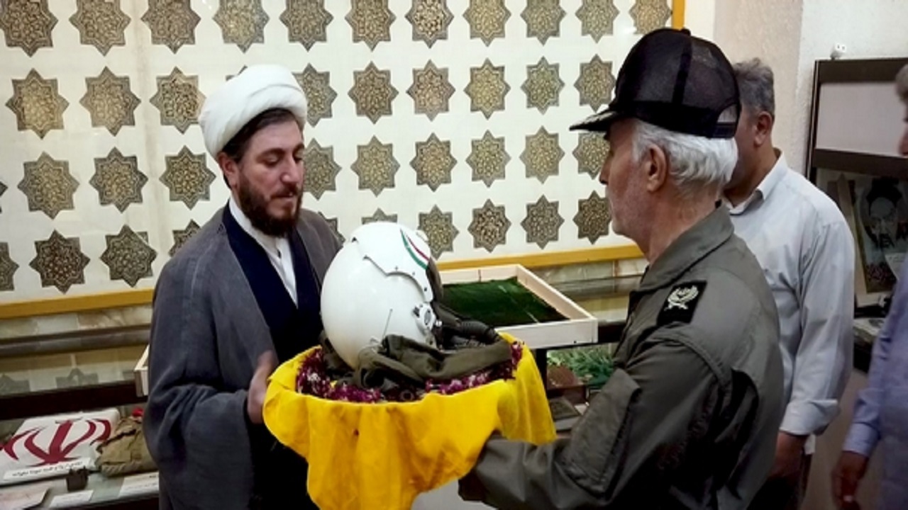 اهدای ۹ نشان خلبانان شهید نیروی هوایی به موزه حرم حضرت معصومه (س)
