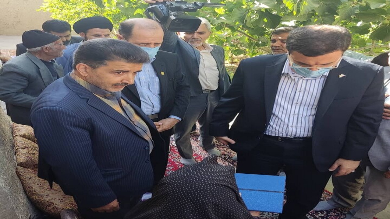 حضور معاون رئیس‌جمهوری در خانه یکی از شهدای روستایی
