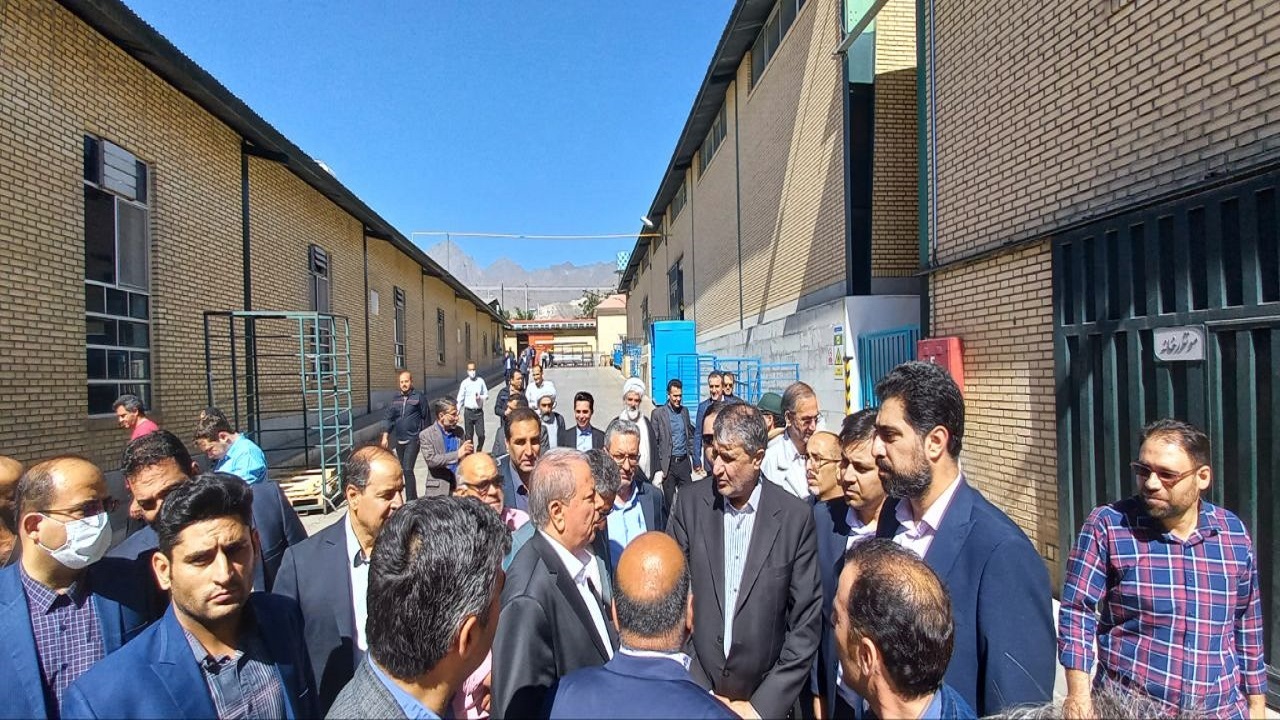 بررسی مشکلات چند واحد صنعتی نطنز توسط معاون رئیس جمهور