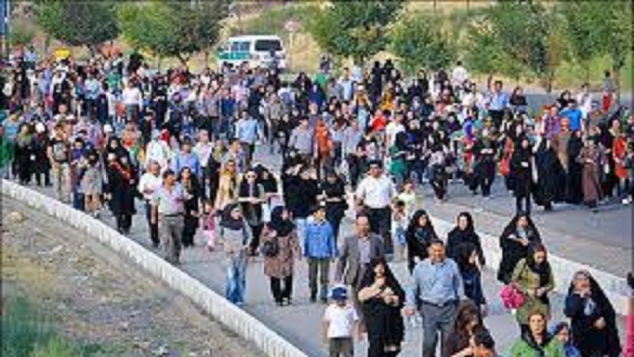 پیاده روی خانوادگی در شهر شربیان