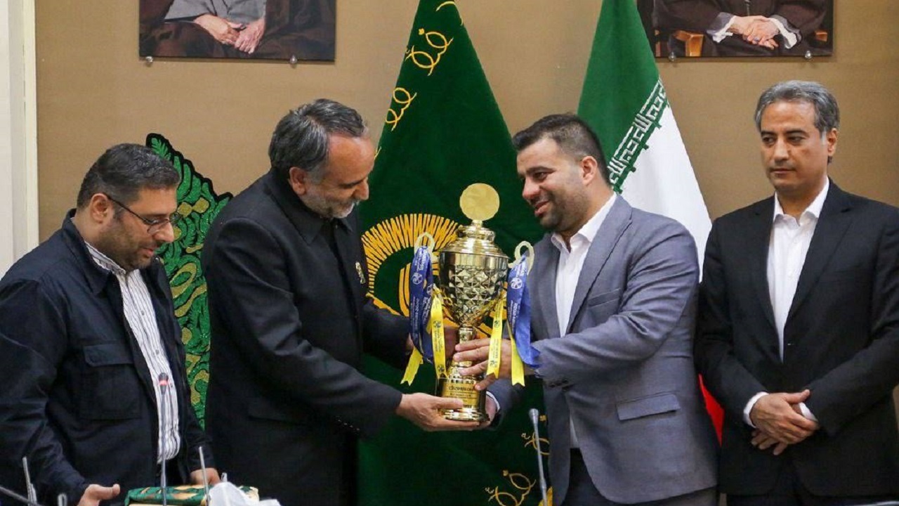 اهدای جام قهرمانی پیکان به آستان قدس رضوی