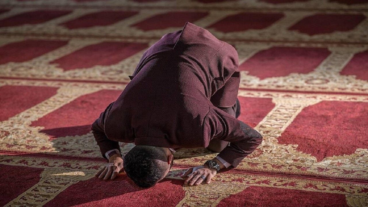نماز، اخلاق رذیله انسان را از بین می‌برد